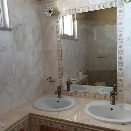 A Casa Di Enrico أفيتسانو